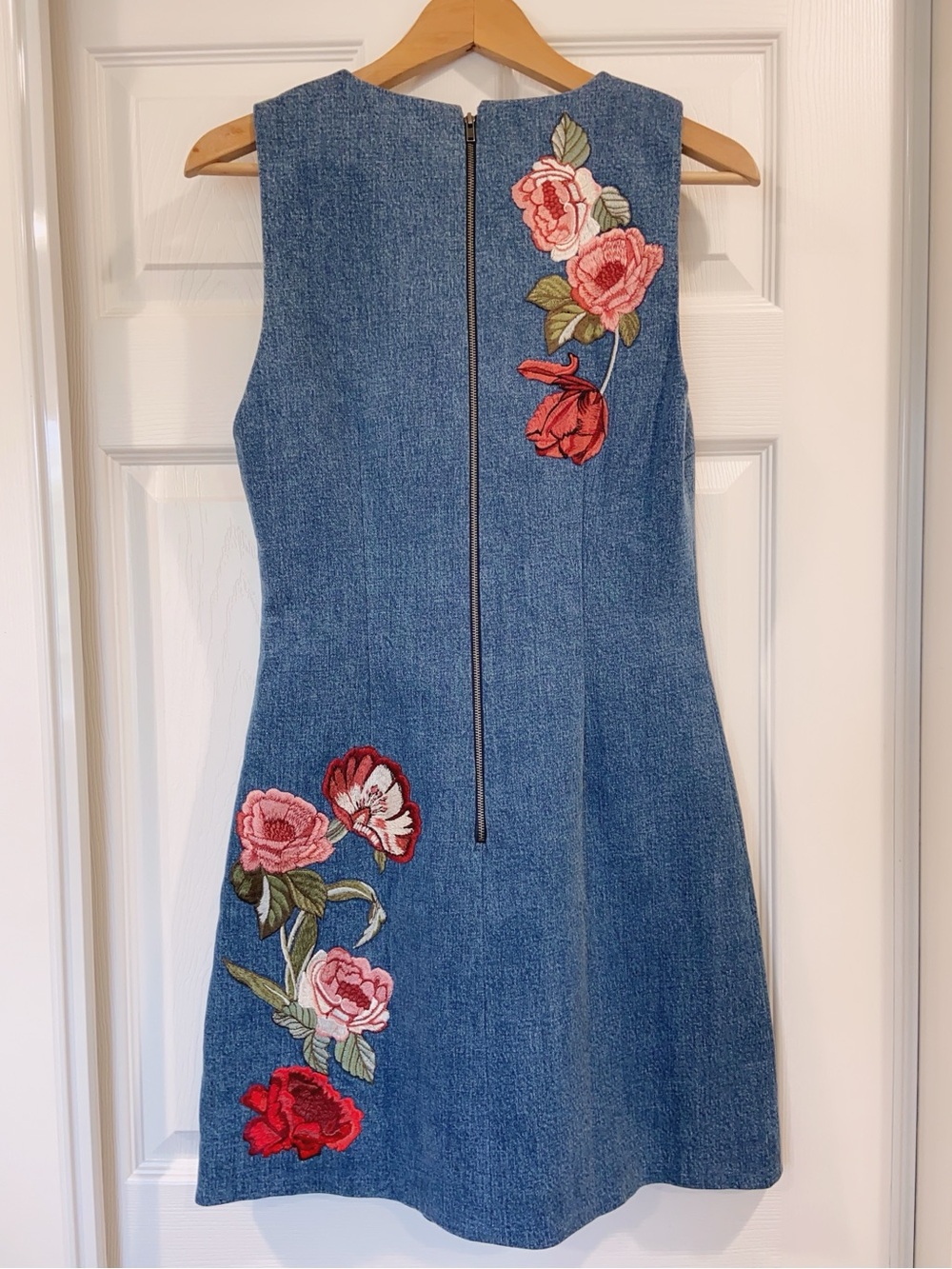 NWT Alice + Olivia Cade Floral Embroidered Sleeveless Denim Dress - Picture 7 of 12